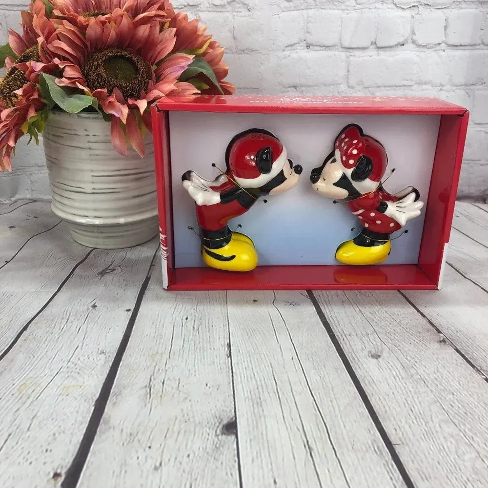 NWT DISNEY Kissing Mickey and Minnie Mouse salt & pepper shakers